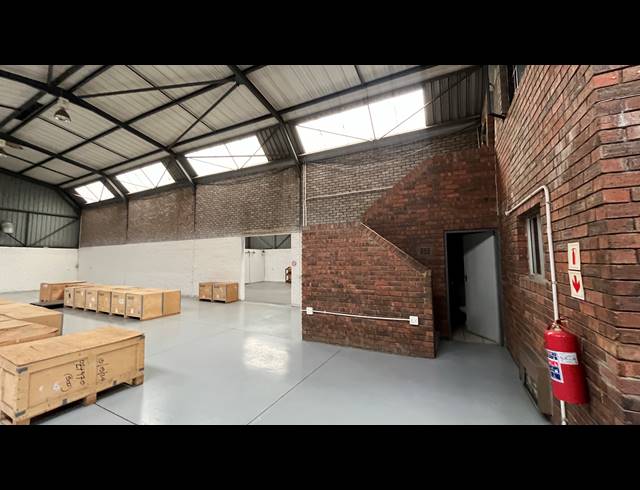 550M² WAREHOUSE TO LET IN SPARTAN